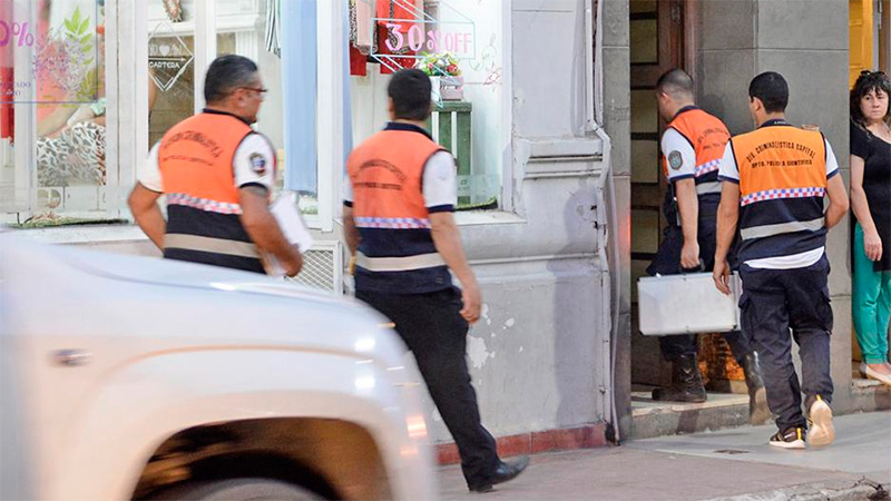 Mujer era brutalmente golpeada por su hijo, al que adoptó de niño Mujer era brutalmente golpeada por su hijo, al que adoptó de niño