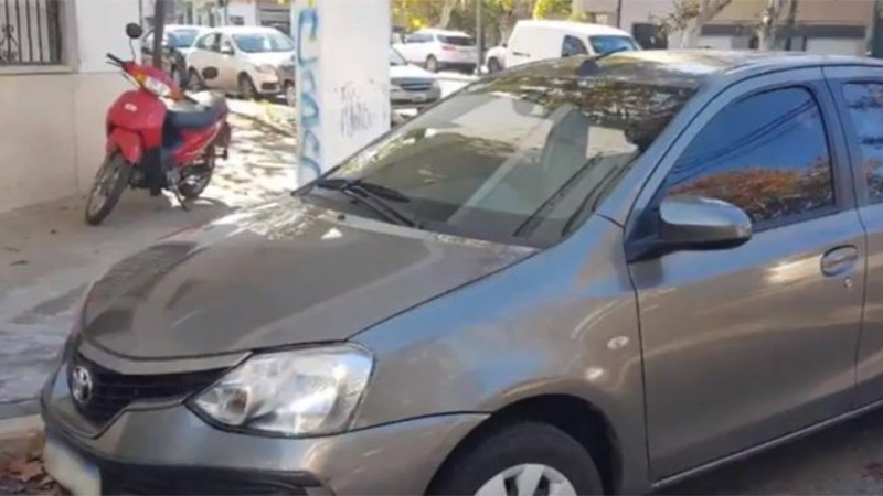 El auto robado con la grúa El auto robado con la grúa
