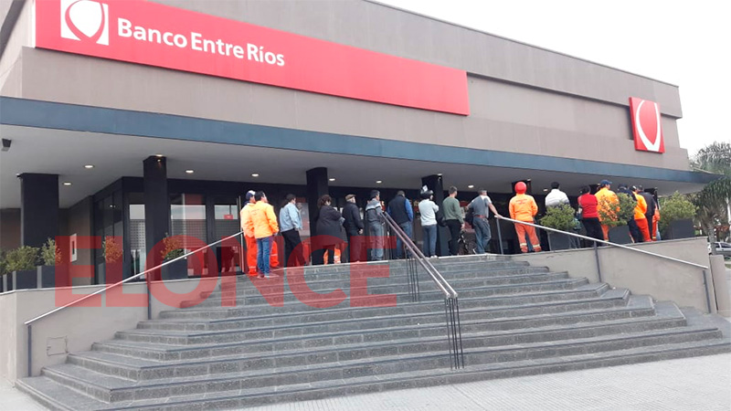 Cobran empleados provinciales y municipales: Colas en cajeros Cobran empleados provinciales y municipales: Colas en cajeros