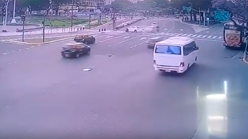 Video: Futbolista alcoholizado protagonizó un choque en pleno Obelisco