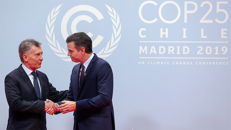 Macri al ser recibido hoy por su par de España, Pedro Sánchez