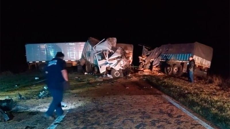 Dos camiones chocaron de frente en Ruta 50 y falleció uno de los conductores