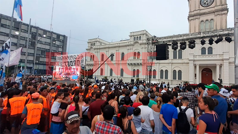 Fotos: Así se aguarda la llegada de Bordet y Fernández a Plaza Mansilla