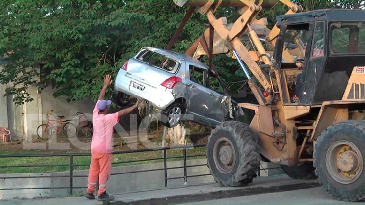 Video: Así retiraban del arroyo el auto de Fiorella