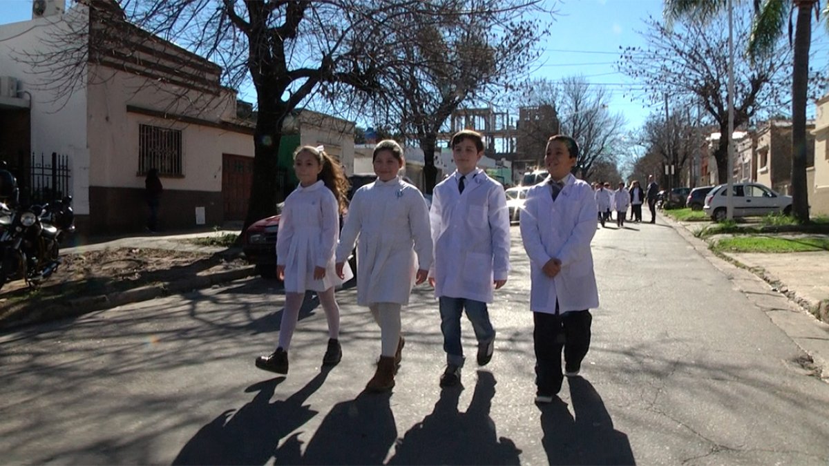 Los alumnos de cuarto grado de la Escuela "Santa Fe" .