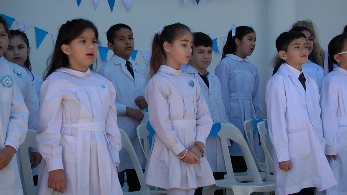 La Escuela "Santa Fe" hizo el acto en la vereda.