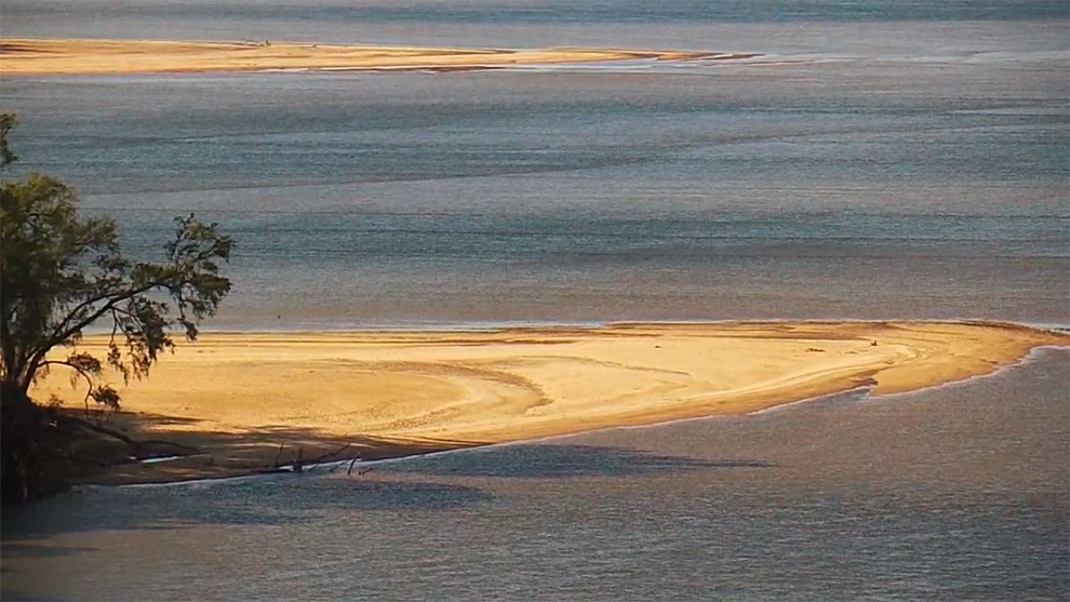 Así se ve la histórica bajante en la costa de Paraná.