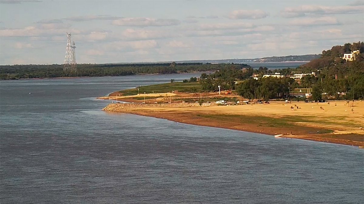 Así se ve la histórica bajante en la costa de Paraná.