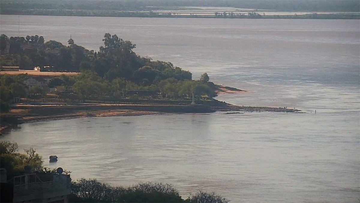 Así se ve la histórica bajante en la costa de Paraná.