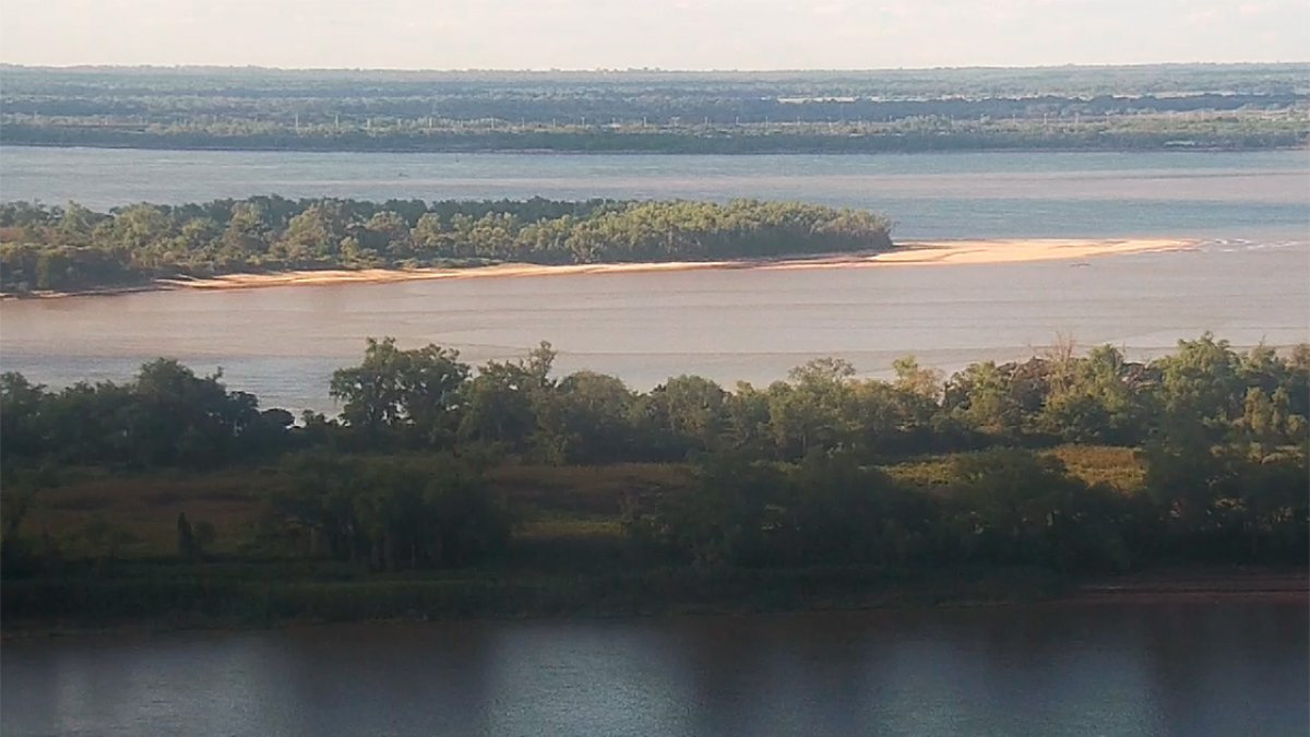 Así se ve la histórica bajante en la costa de Paraná.