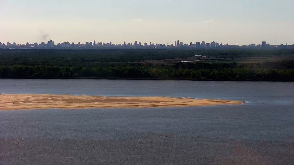 Así se ve la histórica bajante en la costa de Paraná.