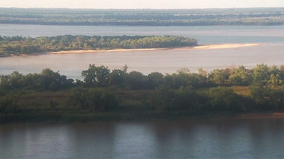 Así se ve la histórica bajante en la costa de Paraná.