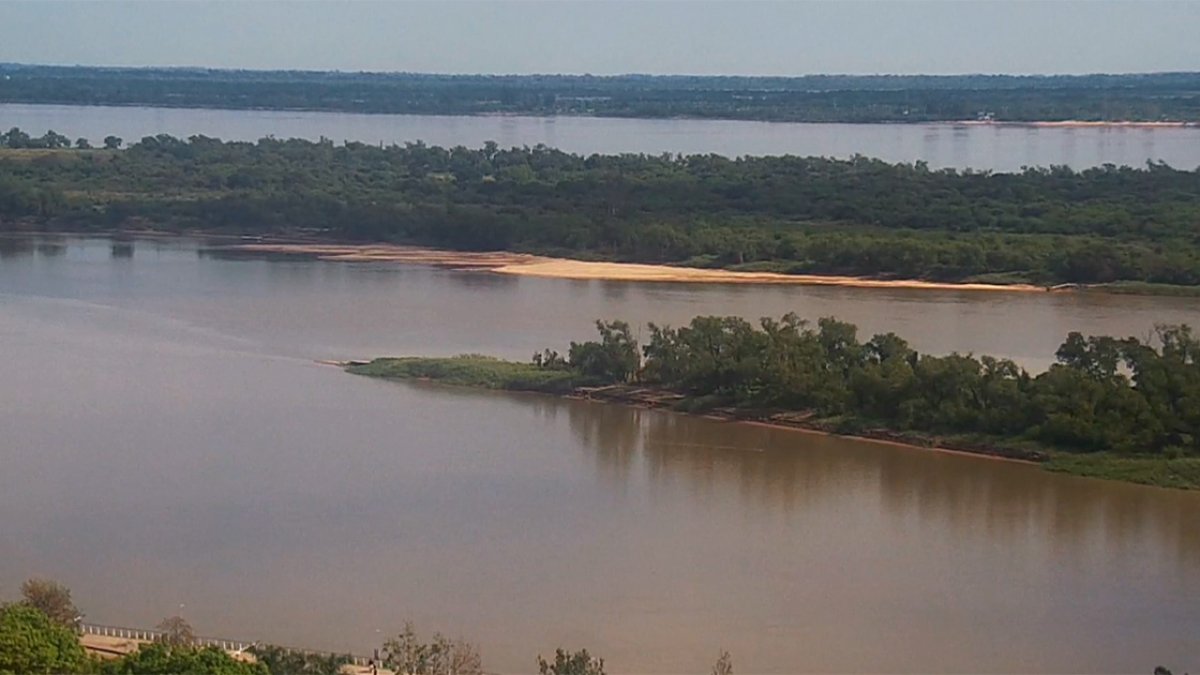Así se ve la histórica bajante en la costa de Paraná.