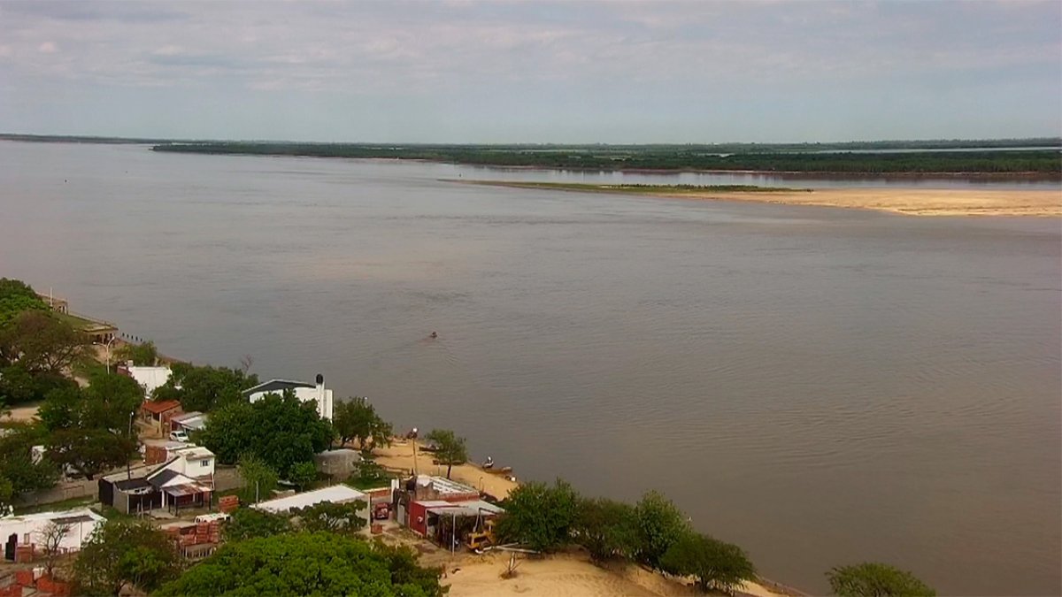 Así se ve la histórica bajante en la costa de Paraná.