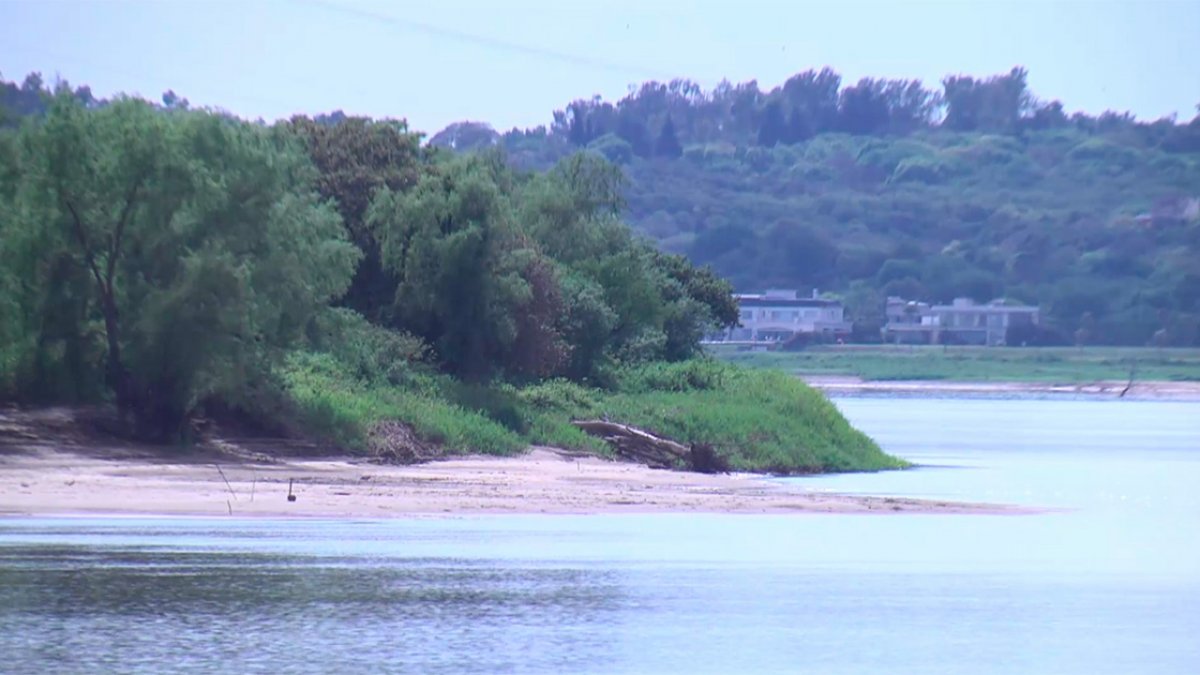 Así se ve la histórica bajante en la costa de Paraná.