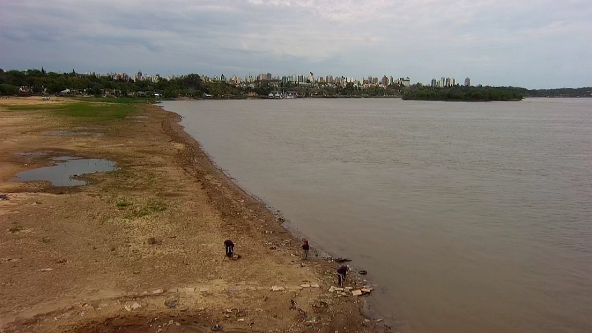 Así se ve la histórica bajante en la costa de Paraná.